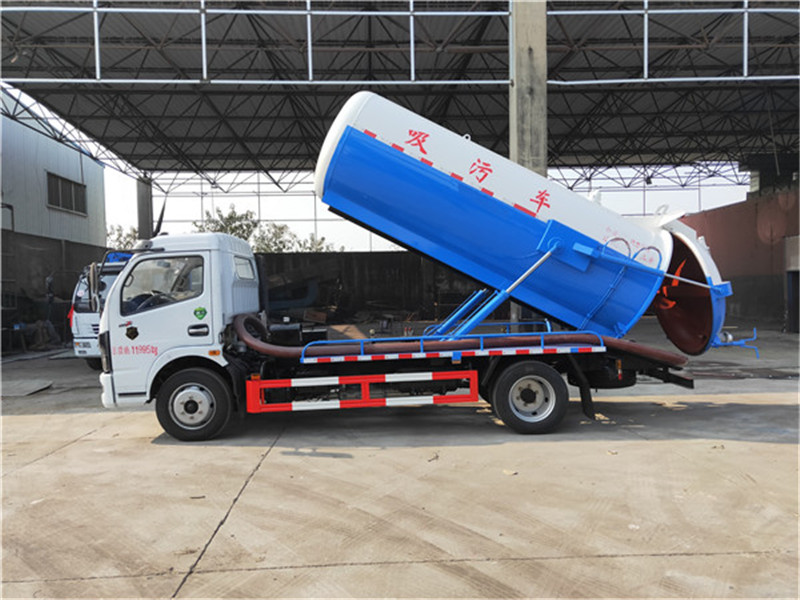 東風(fēng)牌8方吸污車