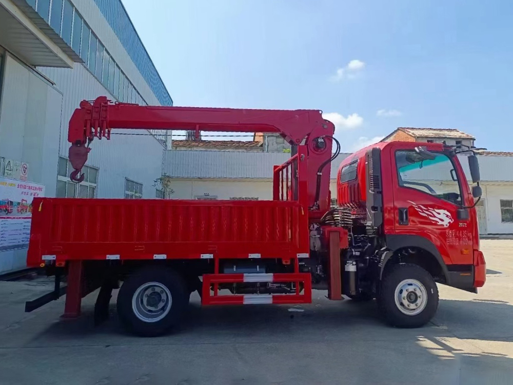 國(guó)六重汽藍(lán)牌長(zhǎng)威5噸四節(jié)直臂隨車(chē)吊