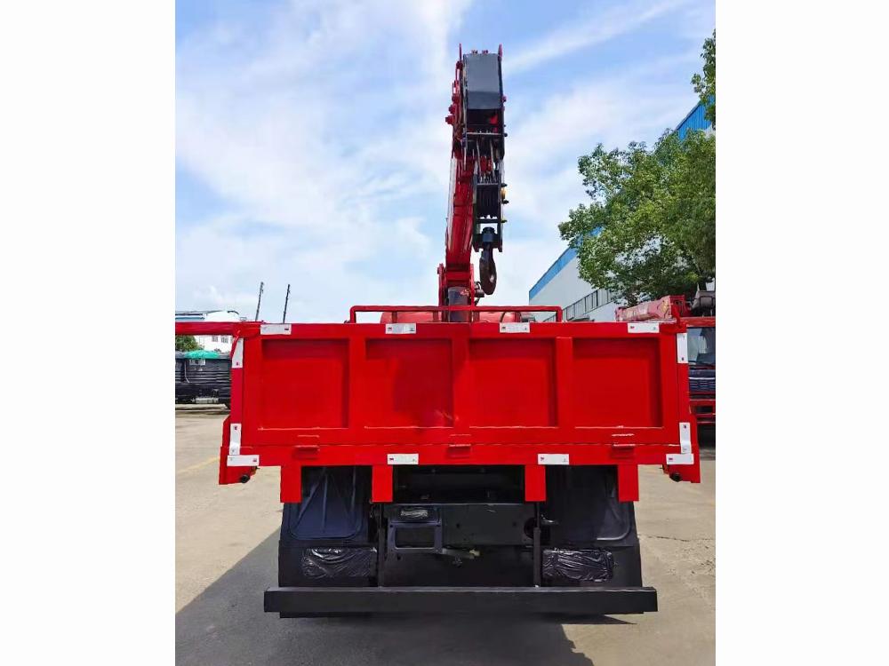 國(guó)六重汽藍(lán)牌長(zhǎng)威5噸四節(jié)直臂隨車(chē)吊