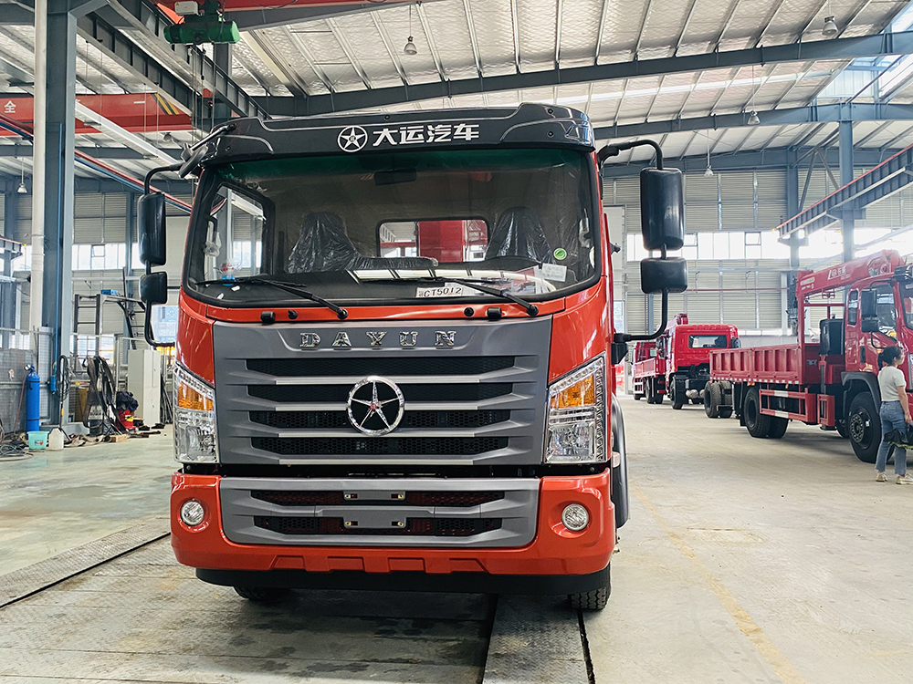 國(guó)六大運(yùn)單橋長(zhǎng)威5噸四節(jié)直臂隨車吊